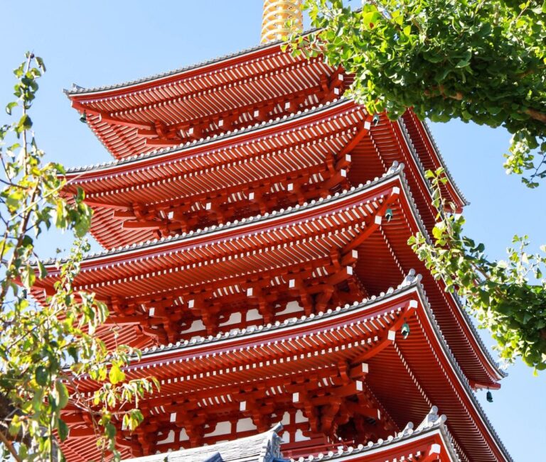 Rode pagode van de Tochoji-tempel in Fukuoka