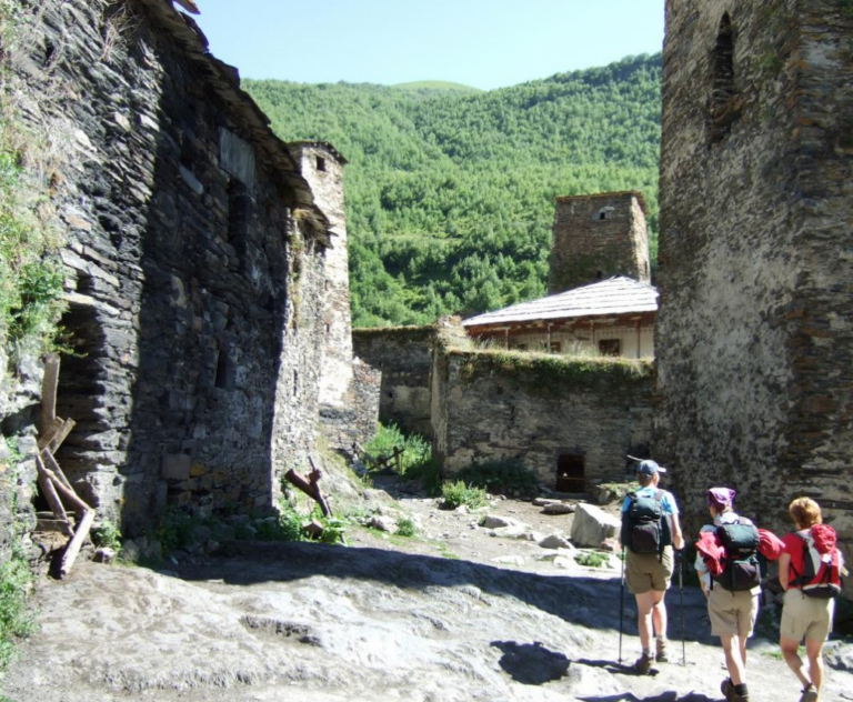 wandelaars in het dorpje ushguli in georgië
