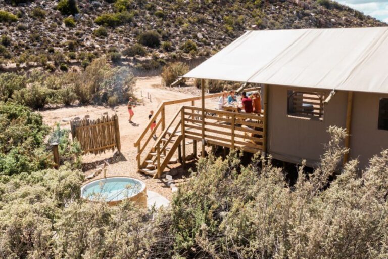 een glamping huisje in Zuid-Afrika, met een balkon en een eigen hottub