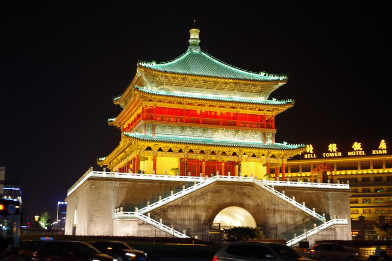 Kleurrijk verlichtte bell tower Xi'An China
