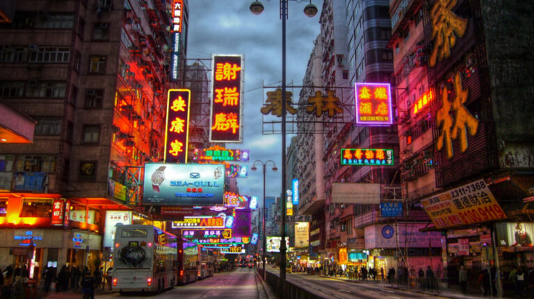 Neon verlichte hoofdstraat Nathan Road in de wijk Kowloon in Hong Kong