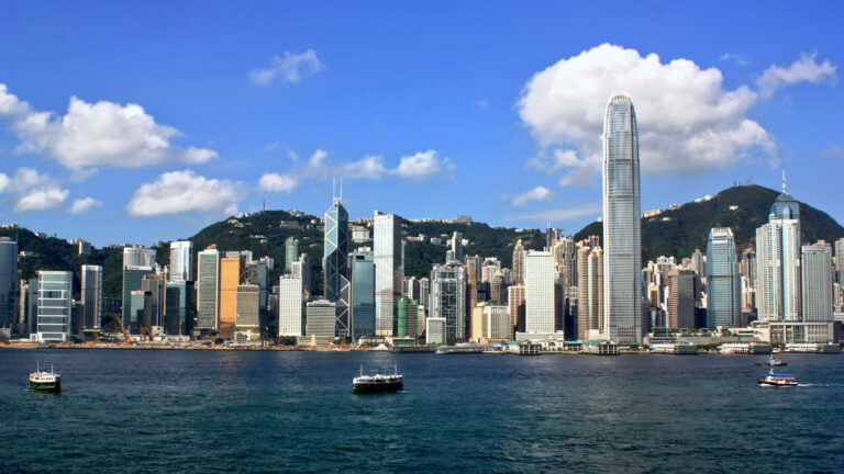 beroemde skyline Hong Kong gezien vanaf Victoria Harbour