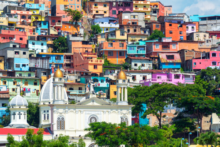 de kleurrijke huizen van Guayaquil op een heuvel