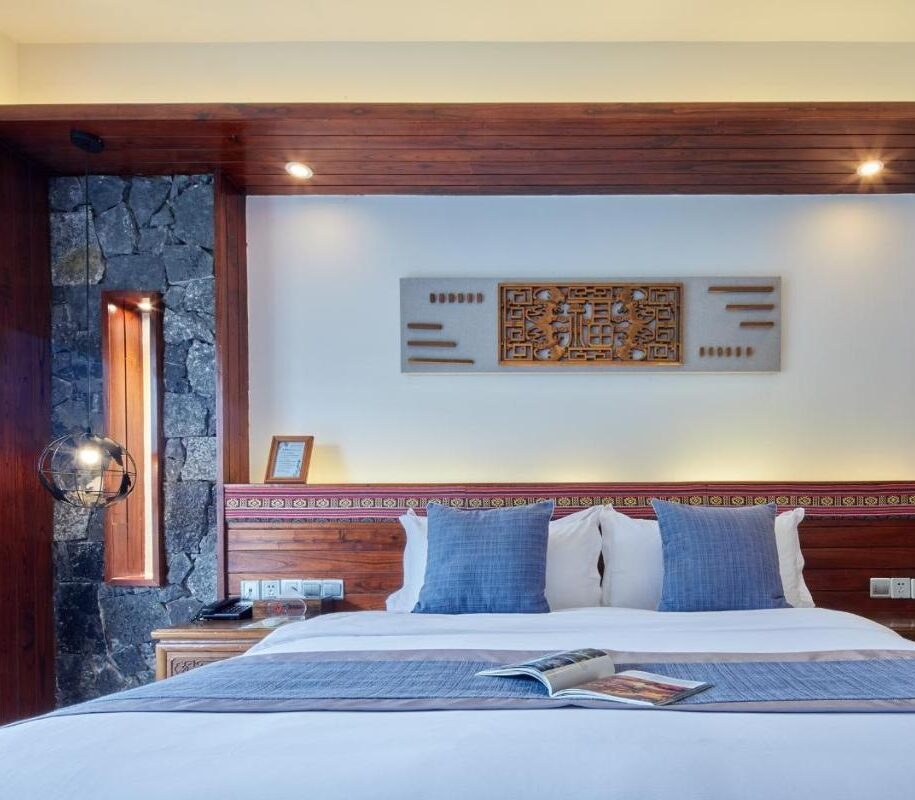 groot comfortabel ogens opgemaakt hotelbed met chinese details