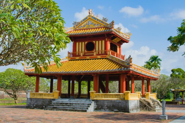 een traditioneel kleurrijk Vietnamees gebouw