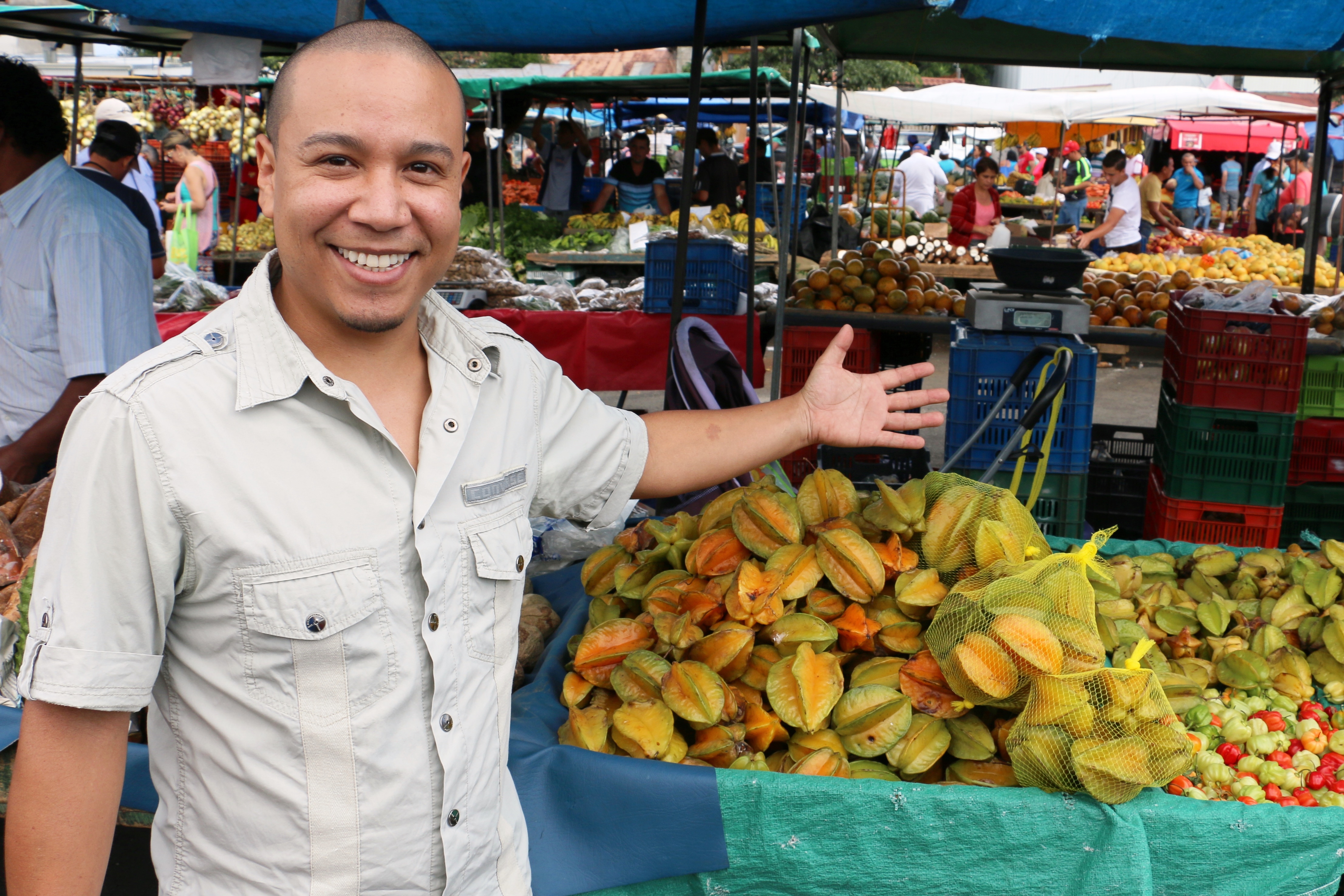 Man op markt in Costa Rica