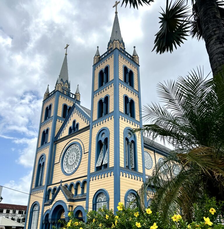 De monumentale houten Sint-Petrus-en-Pauluskathedraal in de binnenstad van Paramaribo
