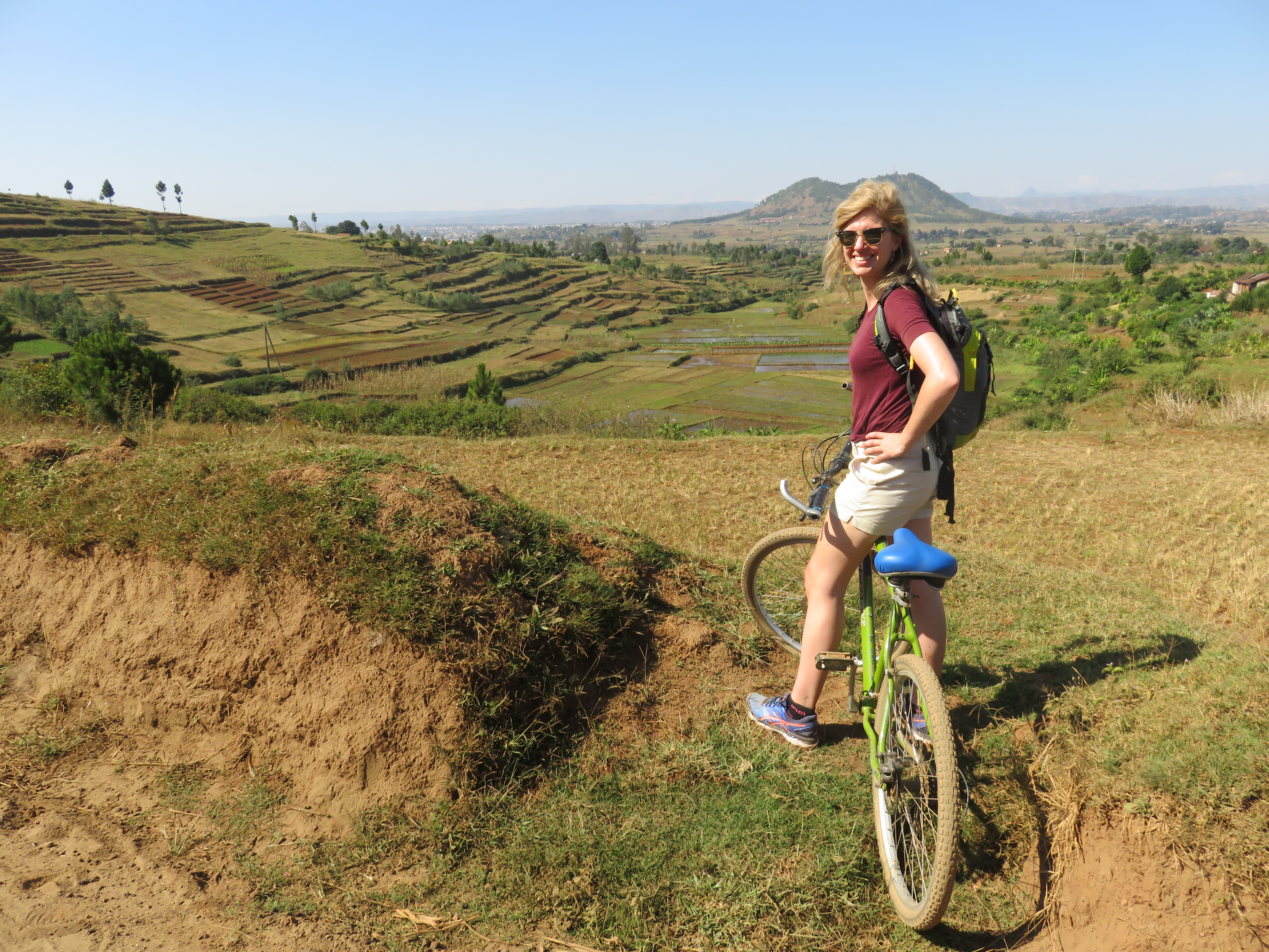 toerist op een fiets op het platteland met rijstvelden op madagaskar