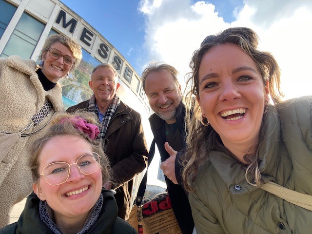 Werknemers van Local Hero Travel nemen samen een selfie