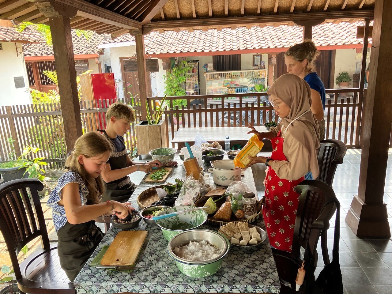Kookcursus met kinderen op Sumatra