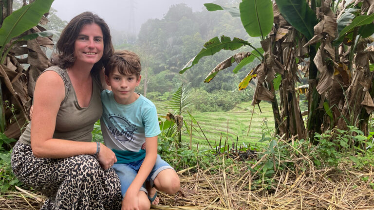 vrouw met kind poseert voor de rijstvelden indonesie