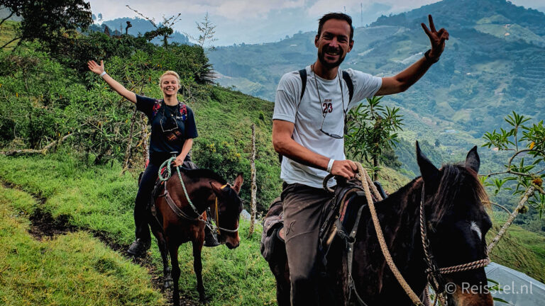 man en vrouw op paard langs koffieplantages jardin colombia