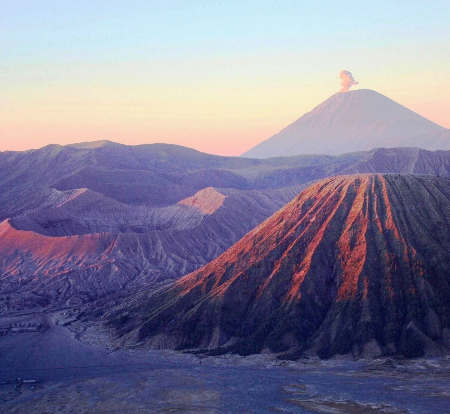 Weids zicht op de Bromo-vulkaan in het Bromo Tengger Semeru Nationaal Park op Java