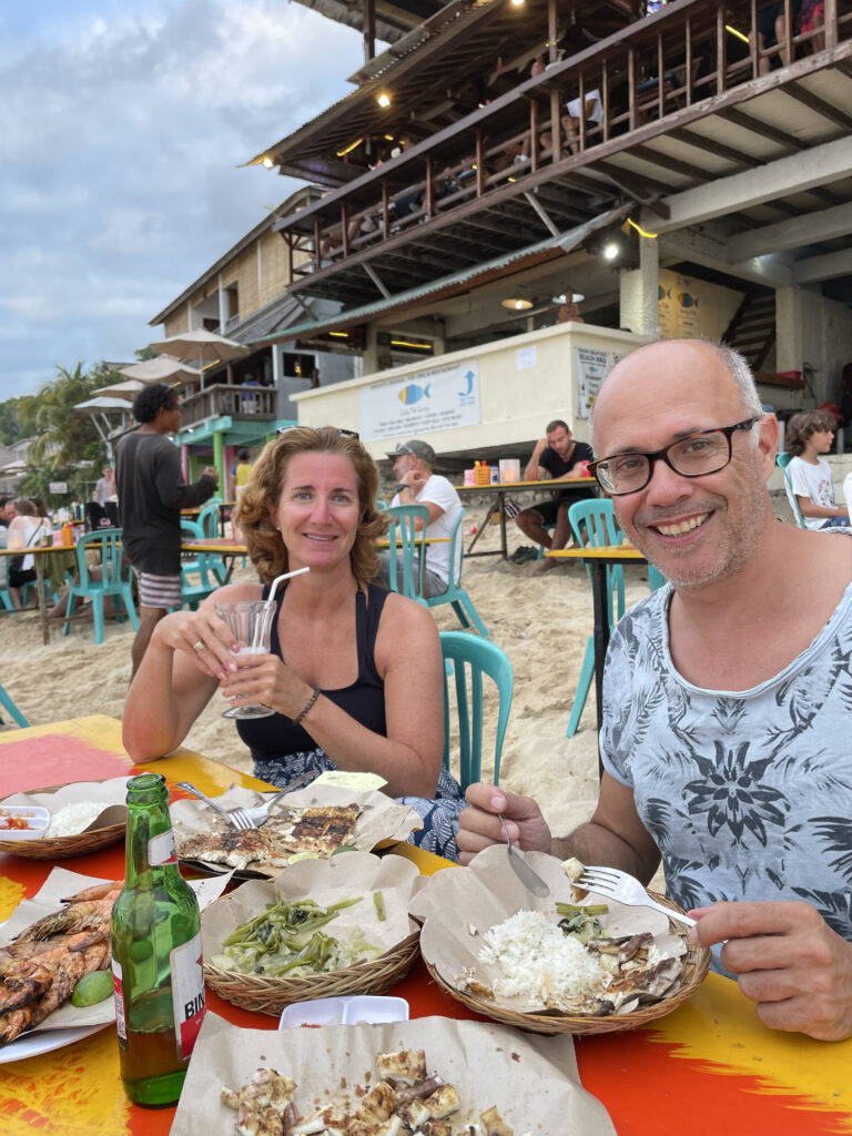 reizigers eten op het strand van bali