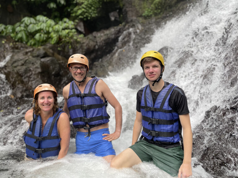 mensen in zwemvesten voor waterval op bali