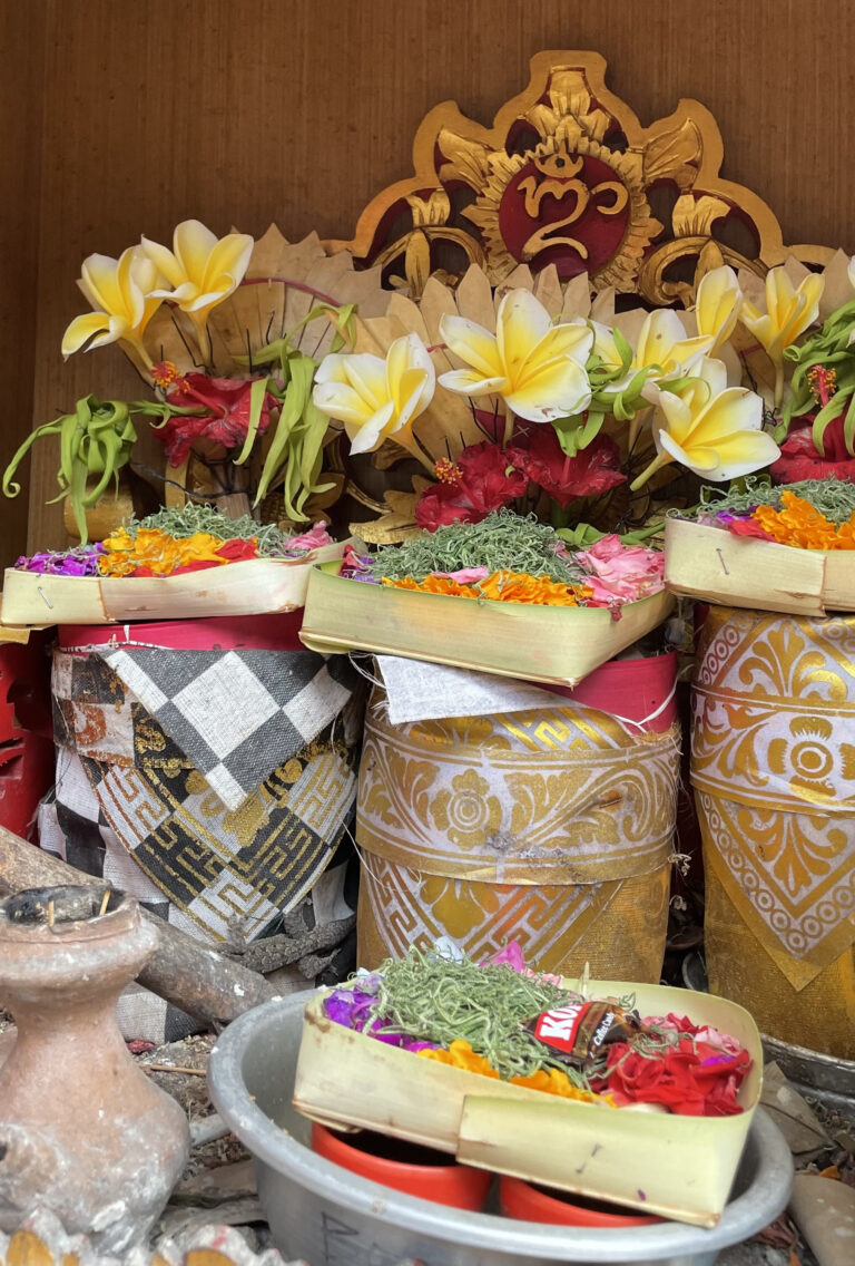 Balinese canang sari offers van palmbladmanden gevuld met bloemen en andere gaven