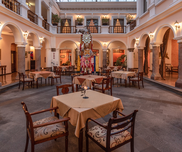 een eetzaal in een koloniale stijl