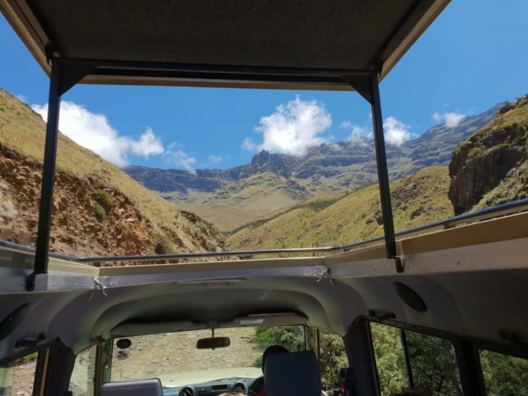 Foto gemaakt vanuit een jeep tijdens een tour omringd door bergen in Zuid-Afrika