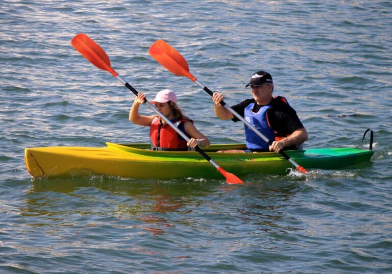 twee mensen kajakken op het water
