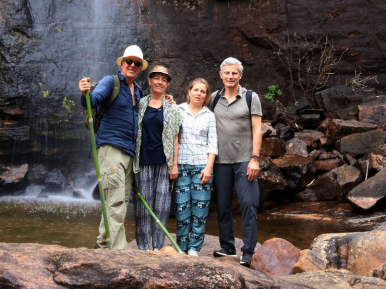 gezin poseert voor waterval in de knuckles mountains sri lanka
