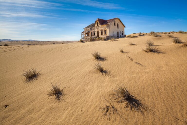 verlaten huis op heuvel zand in Kolmanskop
