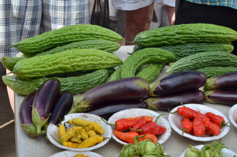 Surinaamse groenten als courgette en pepers in schaaltjes voor de kook