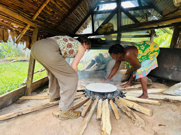 vrouwen maken samen een houtvuur bij de lodge in suriname