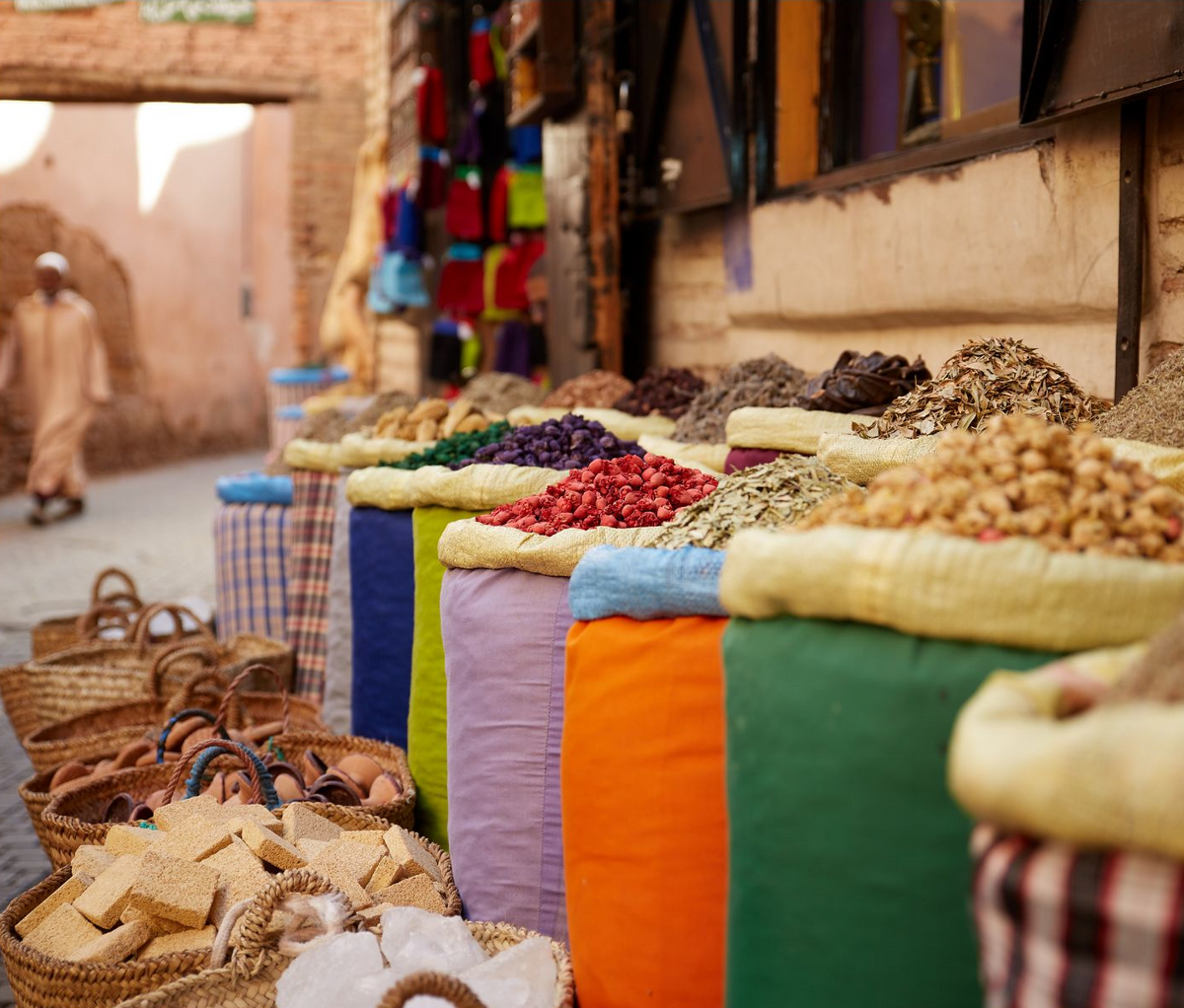 kruiden in kleurige zakken op een souk in Marrakech