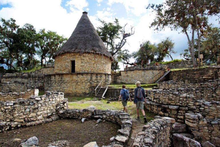 toeristen wandelend tussen de ruïnes van kuelap in peru
