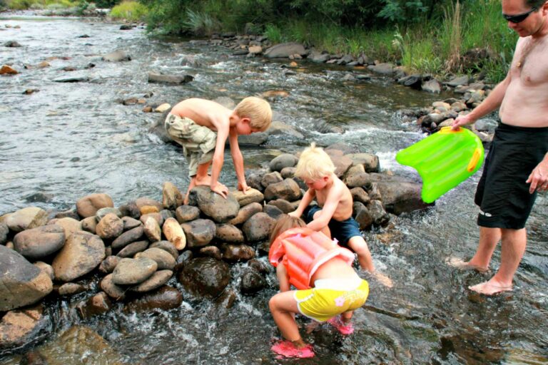 kinderen zijn aan het spelen in het stroompje water bij Drakensberg