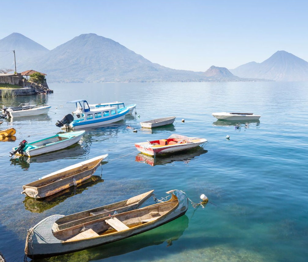 bootjes op het meer atitlan in guatemala