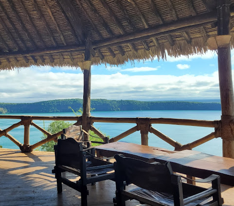 Uitzicht op Lake Chala vanuit terras in Tanzania