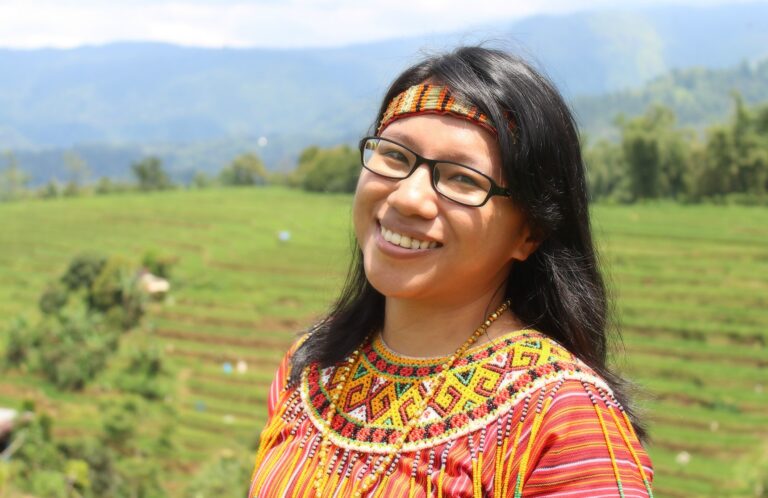 Local Hero Evy uit Indonesië poserend in de rijstvelden