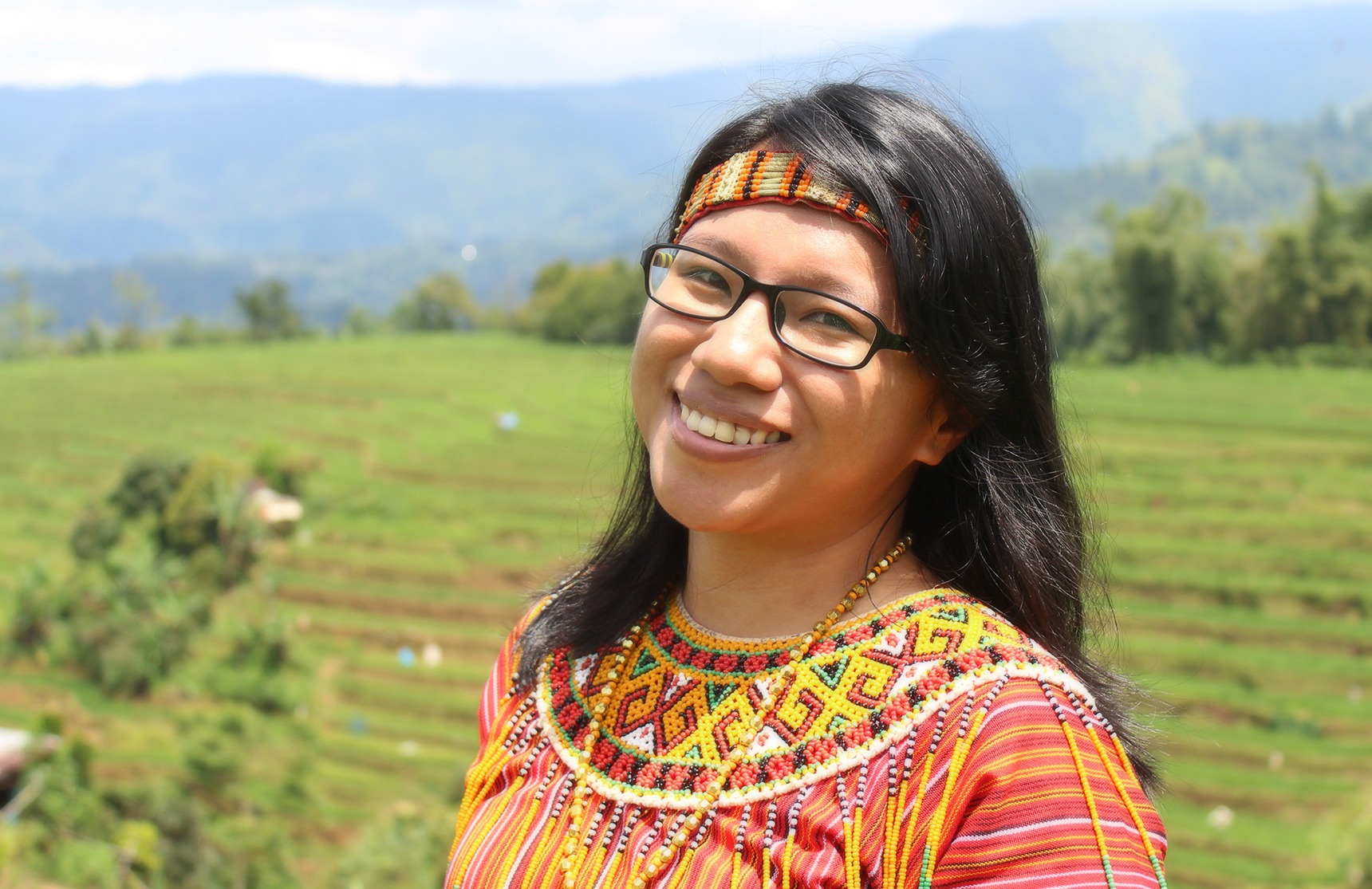 Local Hero Evy uit Indonesië poserend in de rijstvelden