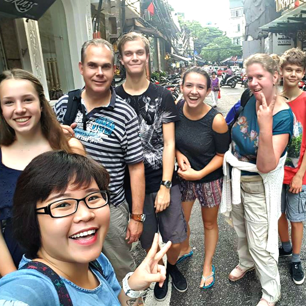 Een Vietnamese reisgids samen met toeristen