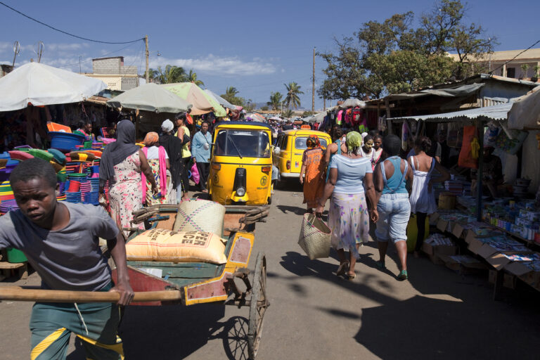 Het drukke centrum van Antananarivo met de markt en tuktuks in Madagaskar