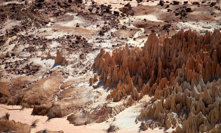 Rode rotsformaties gefotografeerd van bovenaf in Madagaskar