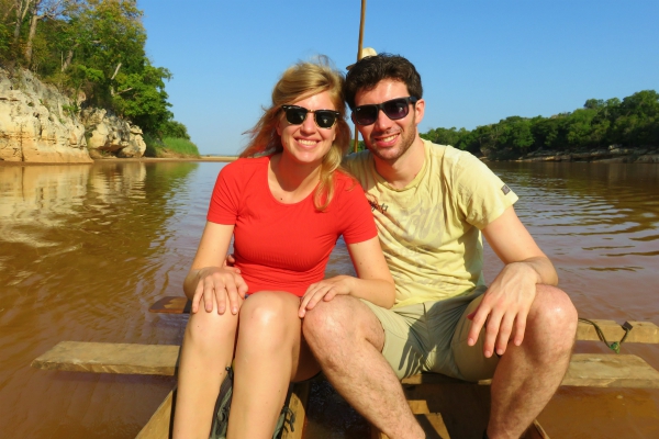 Reizigers lachend naar de camera en zittend in een bootje op het water in Madagaskar