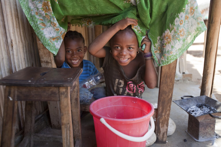 Lokale kinderen lachend en onder een tafel in Madagaskar
