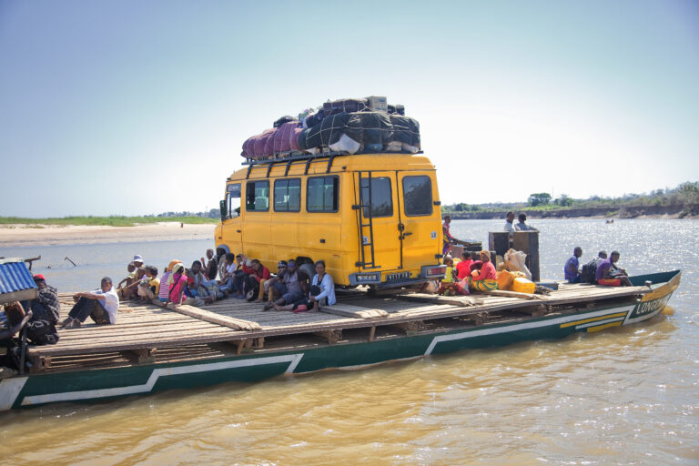 Locals met busje op een vlot op het water in Madagaskar