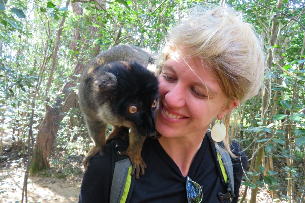 Reiziger met Lemur aap op schouder in Madagaskar