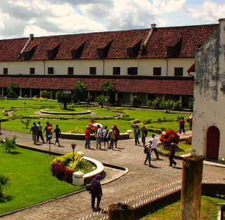 Mensen wandelen langs Fort Rotterdam Zuid-Sulawesi
