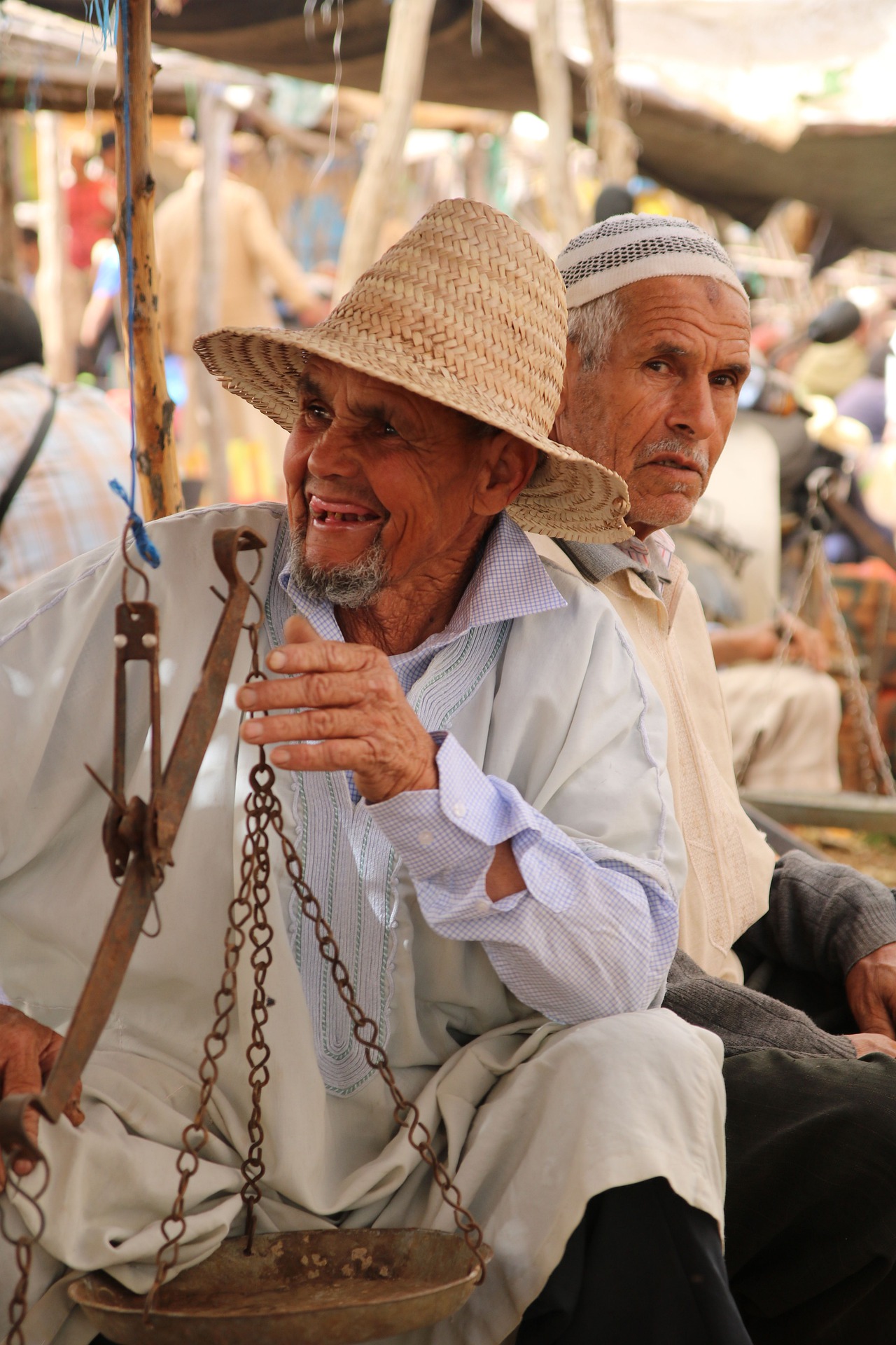 locals op de markt in el jebha marokko