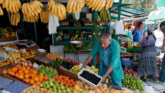 local in marktkraampje met fruit in lima peru