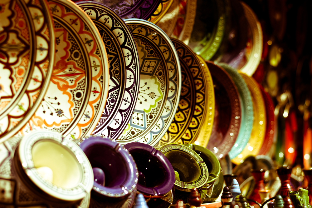 kleurrijk marokkaans servies in marrakech