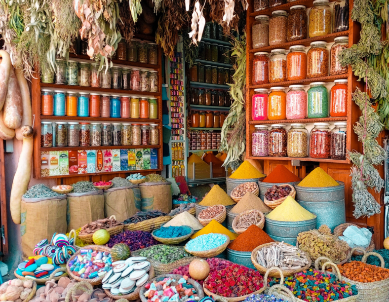 kleurrijke kruiden op de markt in Marrakech