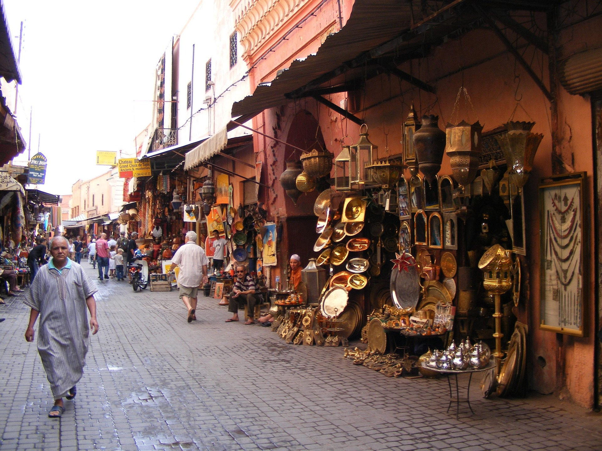 straatje in marrakech met winkeltjes