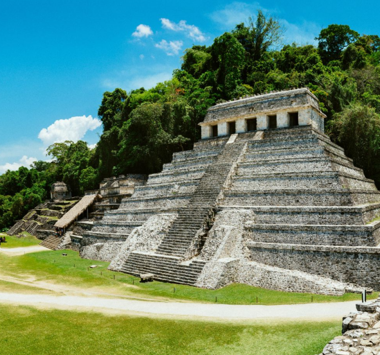 Maya tempel met op de achtergrond de jungle van Palenque in Mexico