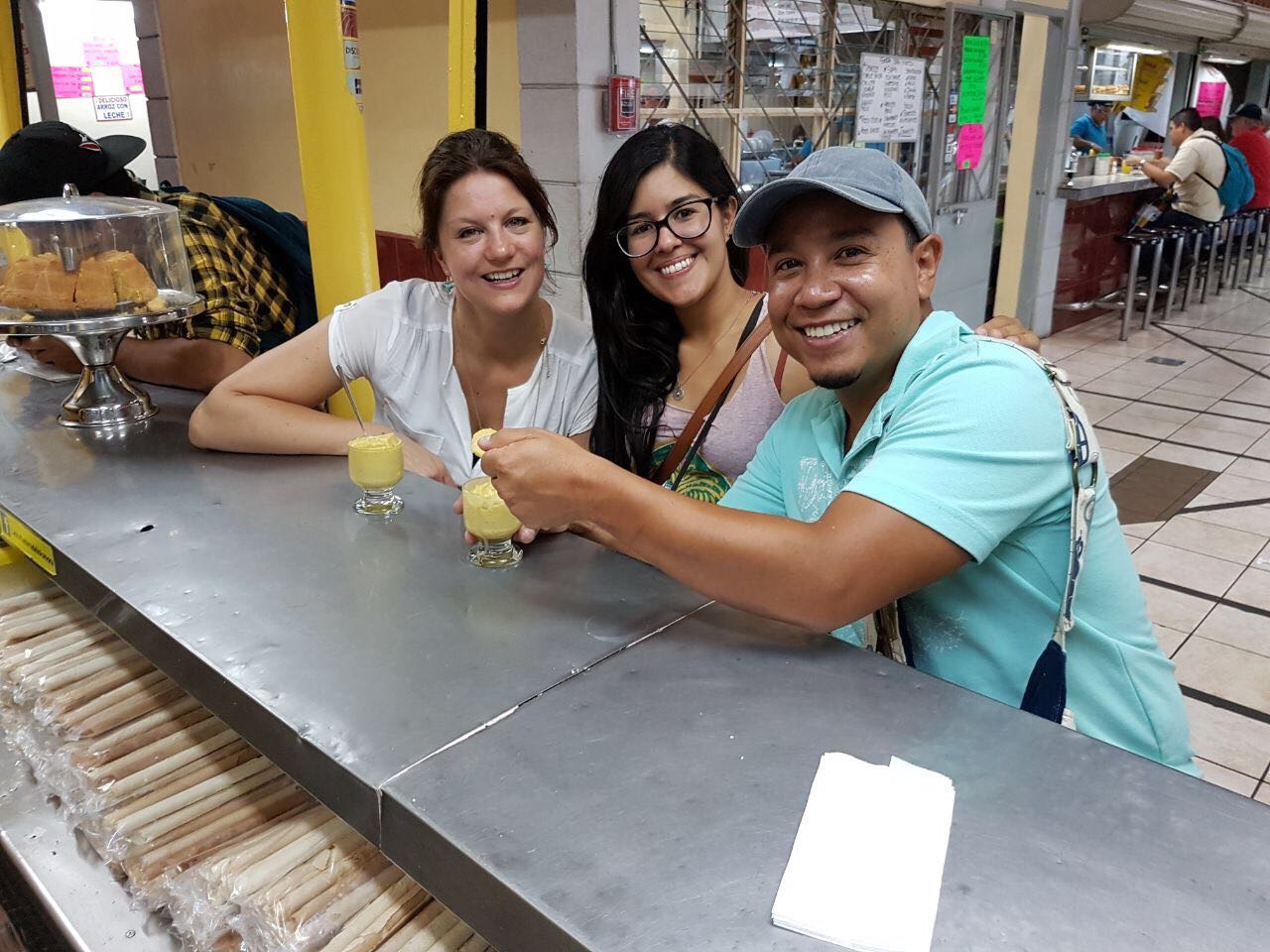 Local hero wil poserend met twee reizigers in Costa Rica