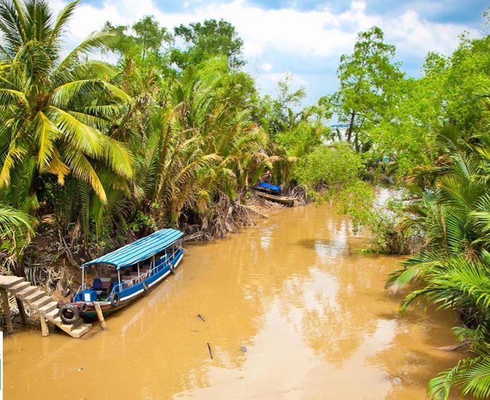 de Mekong delta met een blauw bootje tussen de groene bomen